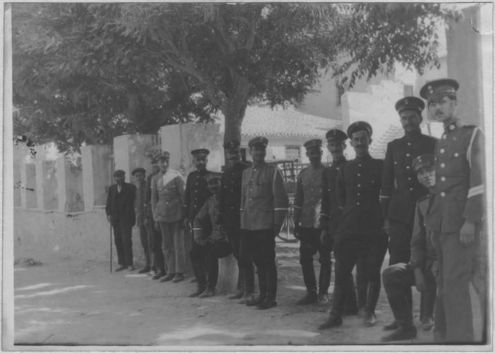 L'occupation française à Athènes (16-27 juin 1917). Un poste de gendarmes grecs coopérant avec nos troupes au maintien de l'ordre