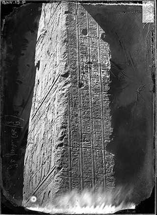 Aymard de Banville, Montant de la deuxième porte, côté gauche : bas-reliefs, inscription du temple d'Horus, Edfou (Egypte), 1863-1864