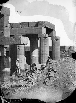 Aymard de Banville, Vue rapprochée avec trois personnages du temple d'Amon-Ré, Karnak (Egypte), 1863-1864