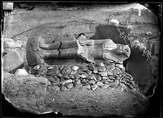Aymard de Banville, Statue à terre : le pharaon Semenkaré assis lors des fouilles de Tanis, San el-Hagar (Egypte), 1863-1864