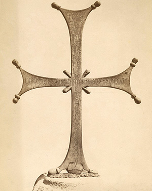 croix métallique portant des inscriptions verticales et horizontales