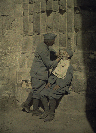 Fernand Cuville (1887-1927), opérateur B de l'armée française, Le coiffeur de la compagnie faisant la barbe à un soldat, Aisne, 1917