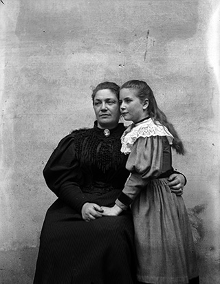 Amélie Galup, Mère et fille, Albi (France), 1896