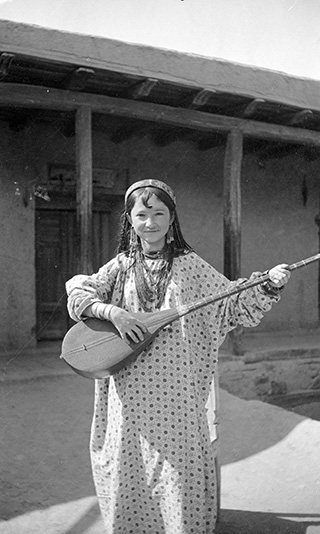Paul Nadar, Jeune fille jouant du dotar, Tachkent (Ouzbékistan), 1890