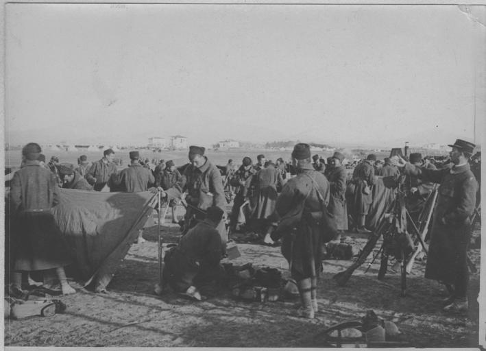 Arrivée du 2e régiment de zouaves sur le camp d'aviation de Salonique (18 novembre 1915). Camp d'aviation : le 2e régiment de zouaves dresse ses tentes