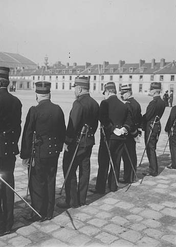 Paul Lancrenon, Remise des décorations à l'Ecole Militaire : récipiendaires rangés avant la cérémonie, 1906.03.06