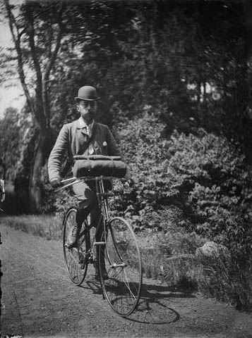 Renée Desclée, René Desclée en vélocipède, de face, 1889.05.26