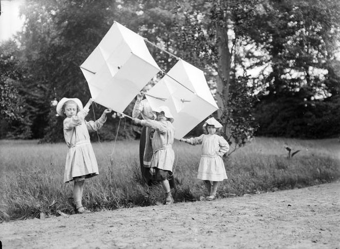 Renée Desclée, Cerf volant 'double quatre' porté par des enfants, 1910.08.11