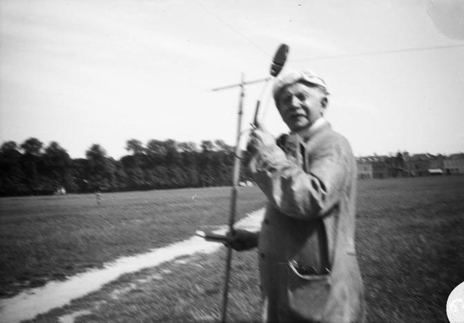 René Desclée, Jules Messiaen, fil du cerf-volant en main, 1932.06.08