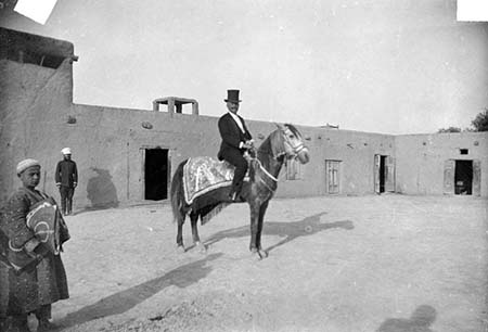 Paul Nadar sur le cheval offert par l'émir de Boukhara