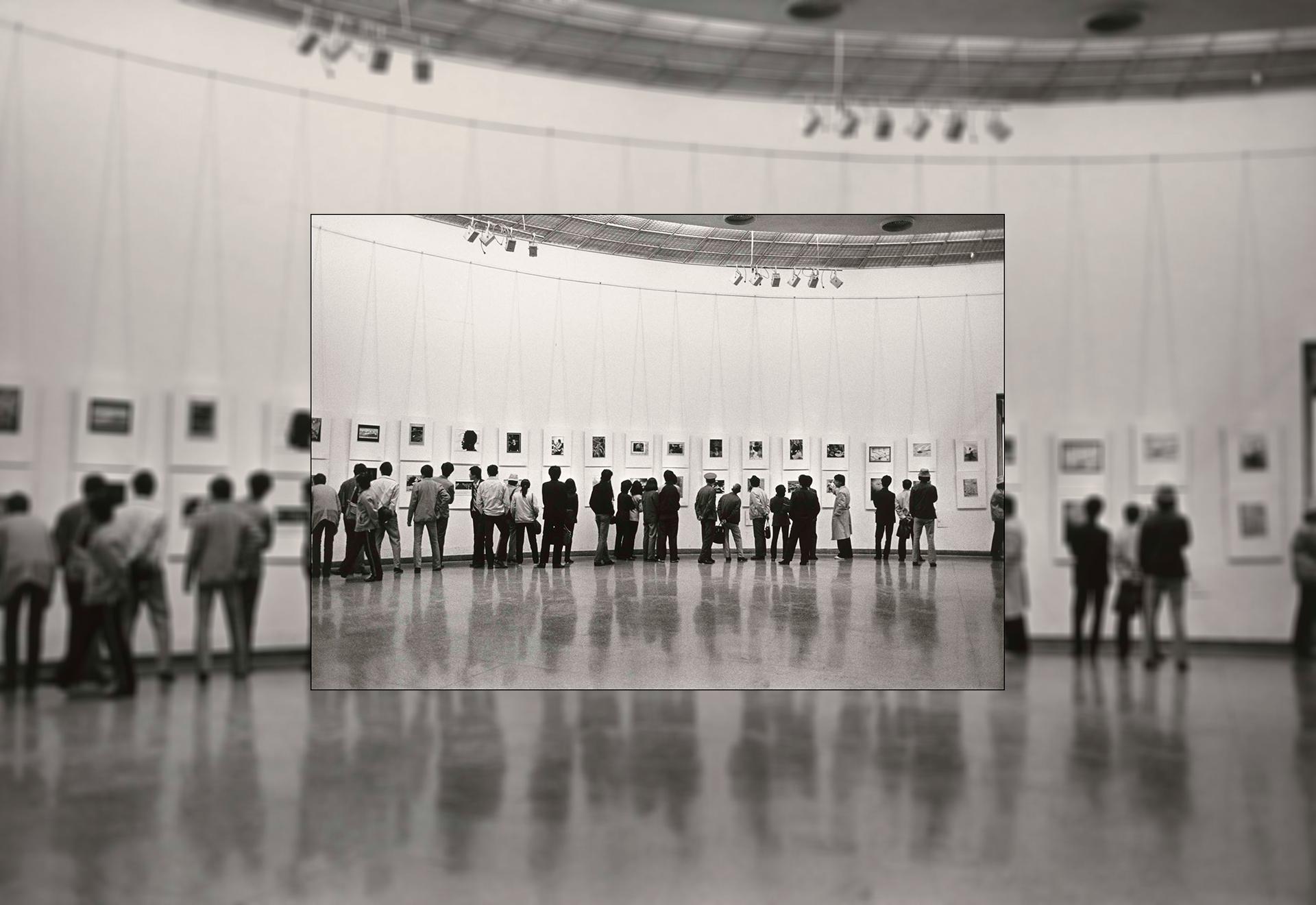 Laurence Vidal, Visite d'une exposition de photographie, 1987