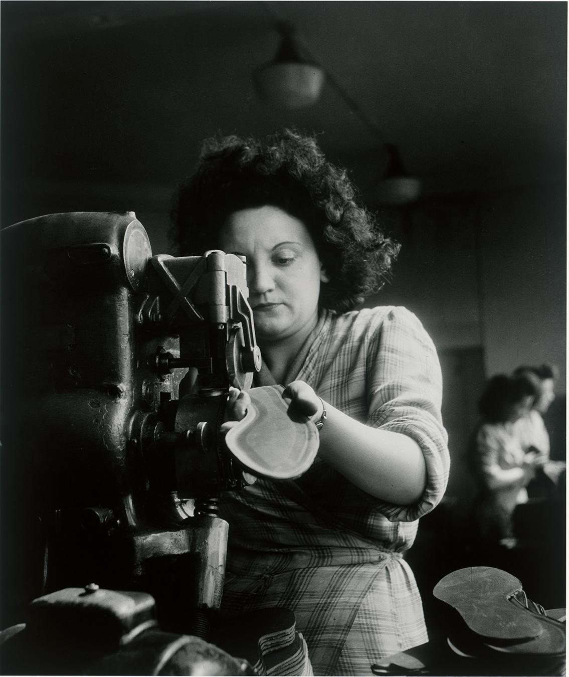 Willy Ronis, La chaussure nationale, usine Pillot, Paris, 1946. © Donation Willy Ronis, ministère de la culture (France), Médiathèque du patrimoine et de la photographie, diffusion GrandPalaisRmn Photo