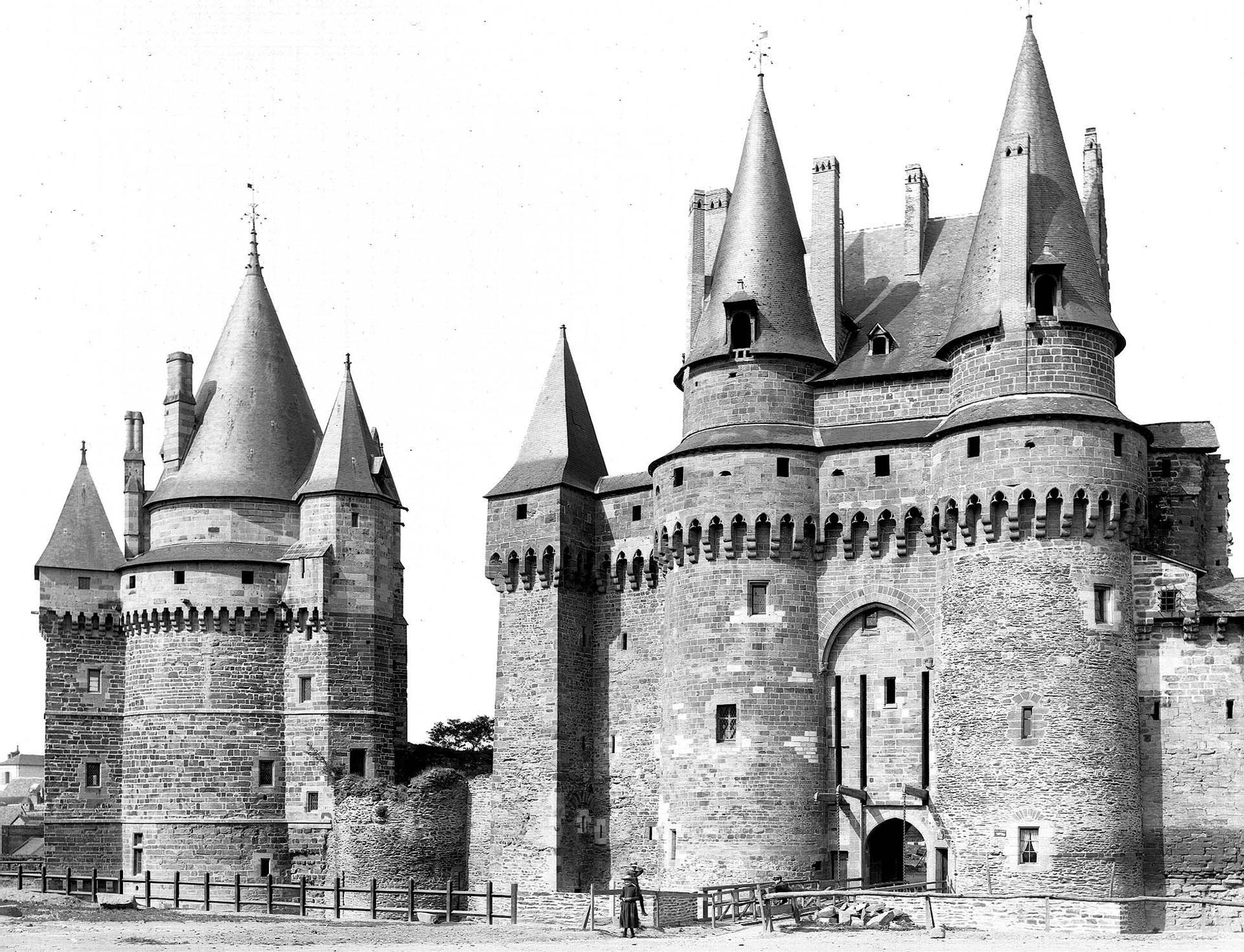 Eugène Lefèvre-Pontalis, le châtelet et l'entrée du château, 1930