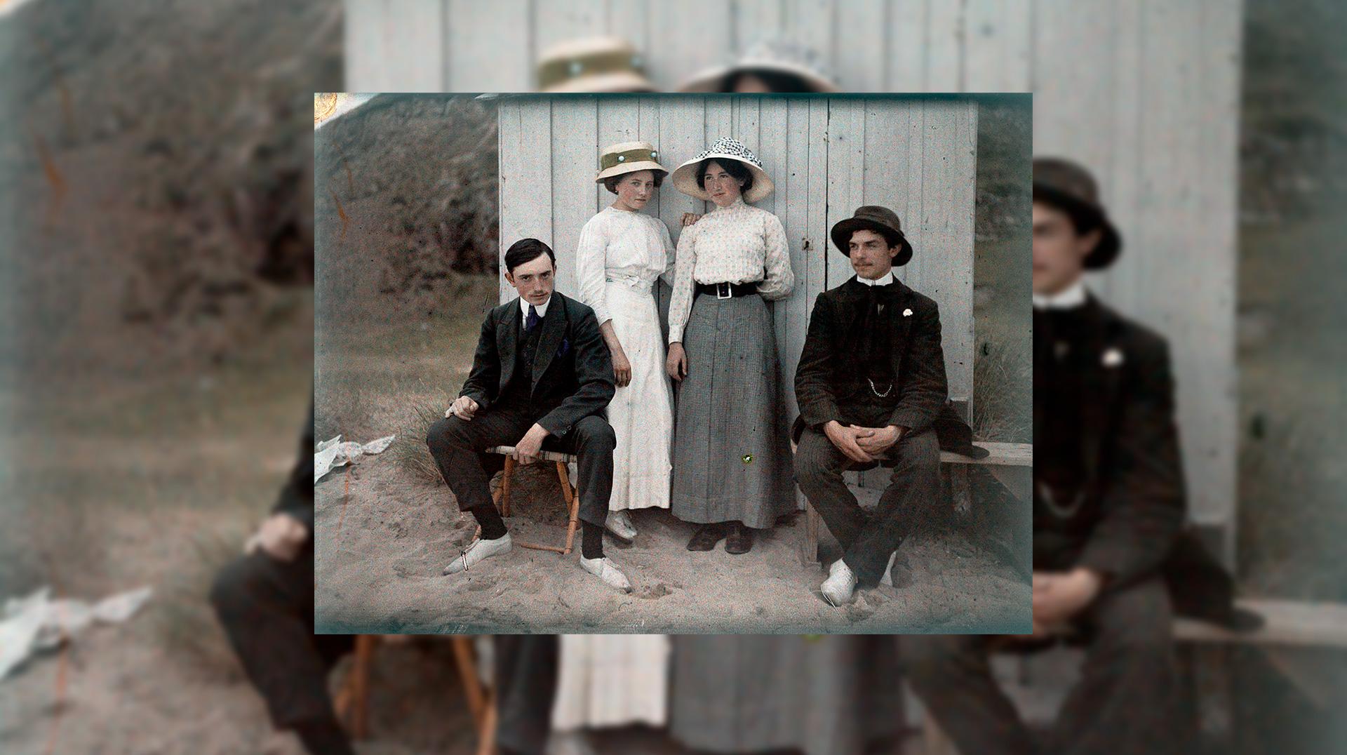 Jules Antoine, Marthe et Jean Antoine avec leurs cousins devant une cabine de plage, 1905-1912, © Ministère de la Culture, MAP, diff. RMN-GP