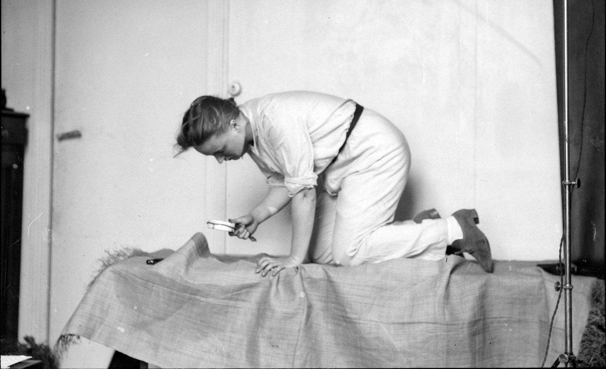 Roger Parry, Un homme à quatre pattes tenant une loupe, 1934