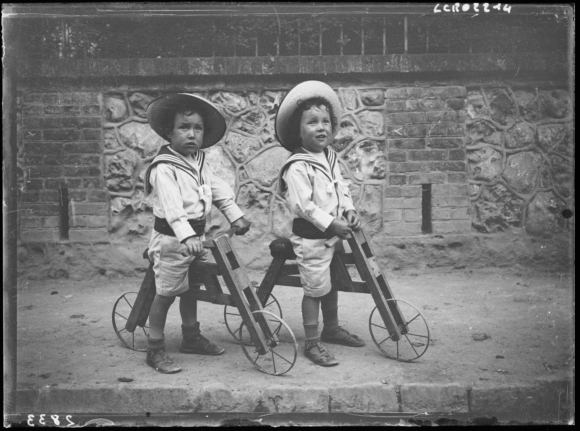 Paul Lancrenon, Aux Petites Dalles à Saint-Martin-aux-Buneaux : les deux jumeaux Henri et Robert avec leurs célérettes, de côté, 12 août 1913
