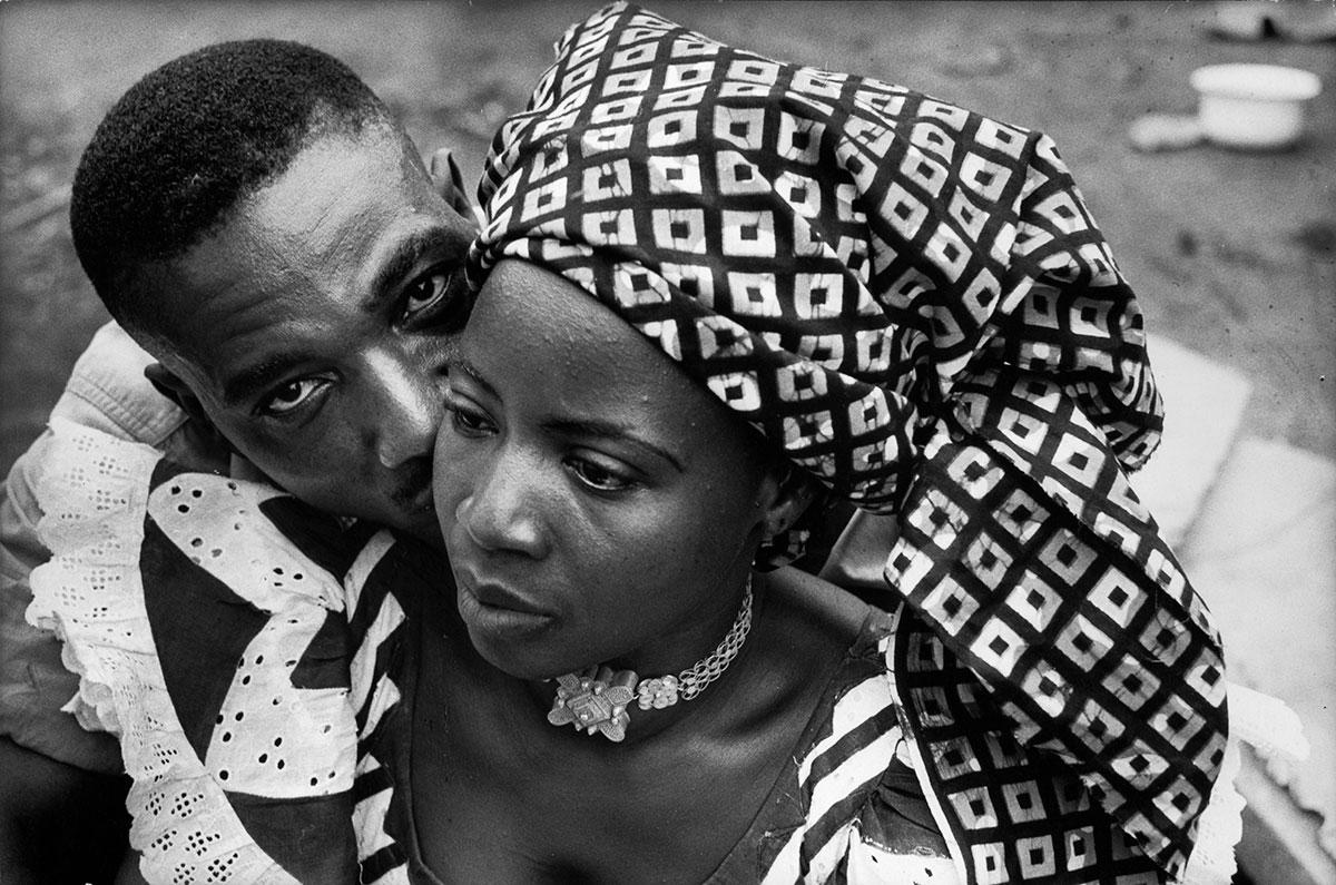 Gilles Ehrmann, Jeune couple enlacé en Guinée, 1959
