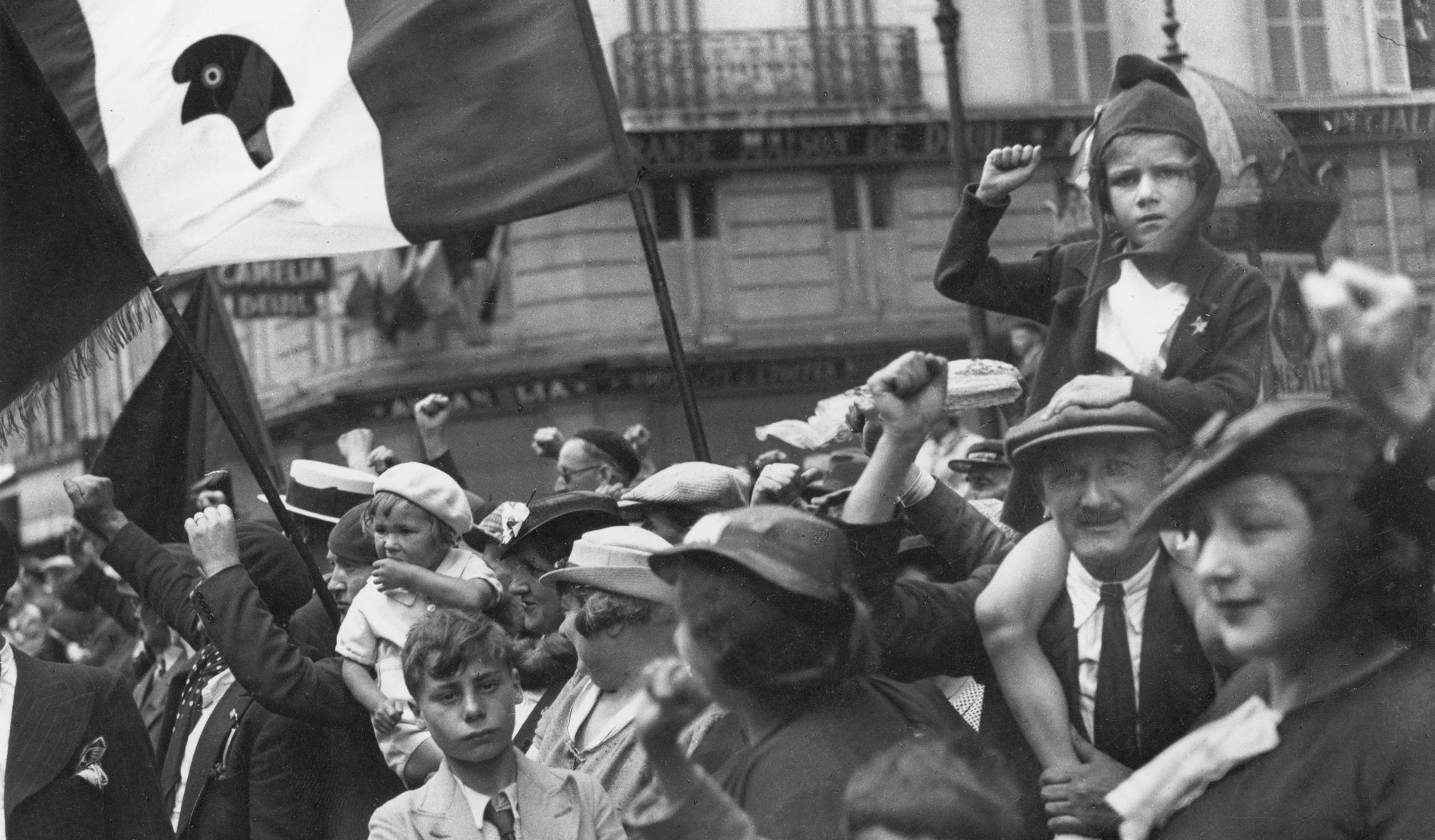 Willy Ronis, Pendant le défilé de la victoire du Front populaire, rue Saint-Antoine, Paris, 14 juillet 1936