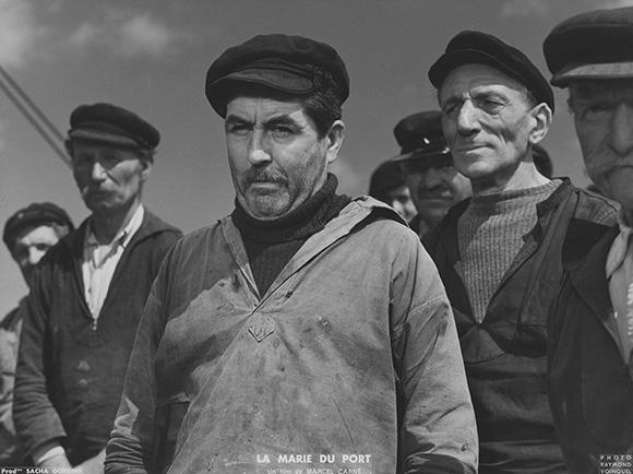 Julien Carette entouré de pêcheurs, La Marie du Port, marcel Carné, 1949