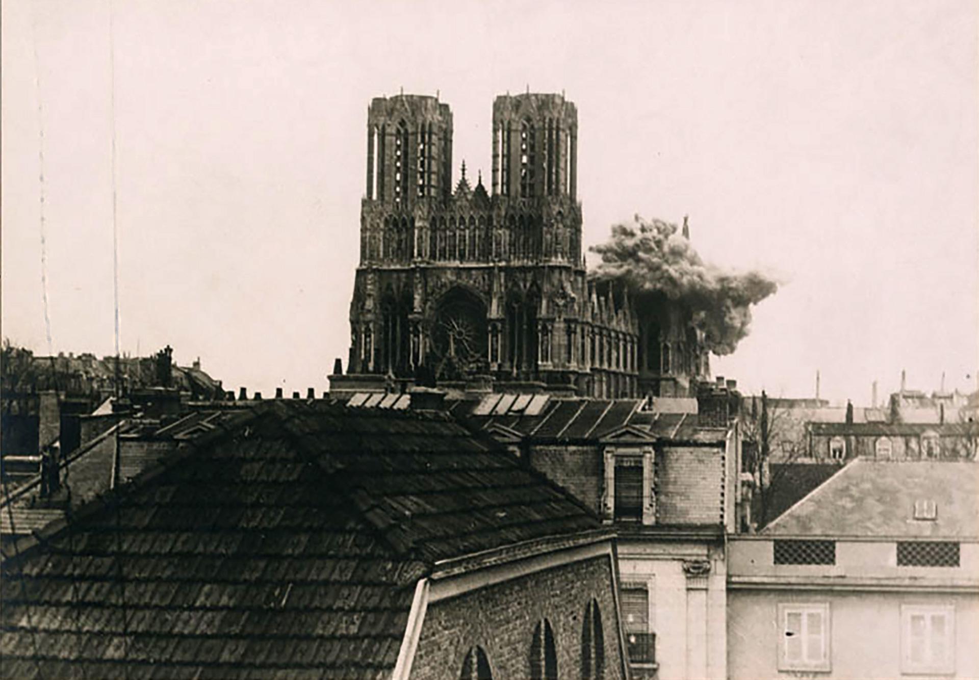 Max Sainsaulieu, Façade de la cathédrale Notre-Dame de Reims (Marne), 1917 © Ministère de la Culture (France), MPP, diff. RMN-GP