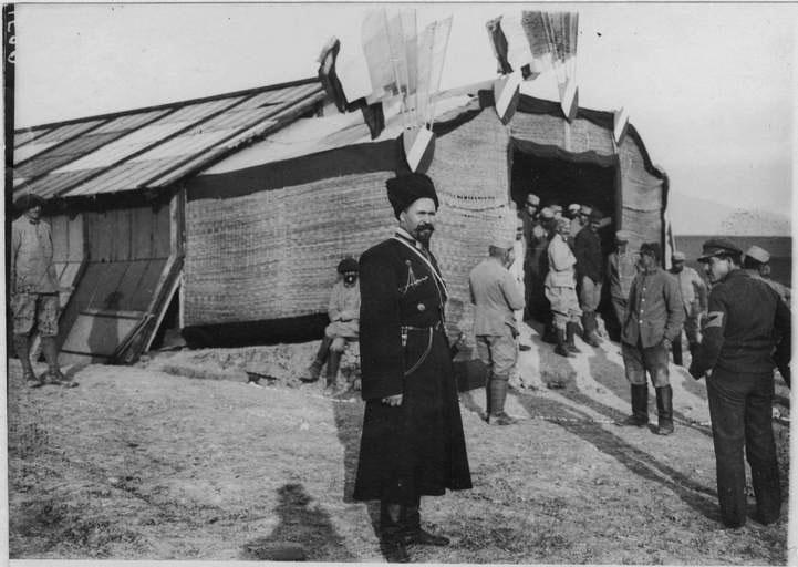 Camp d'Ambélonès : Débarquement des troupes serbes (avril 1916). Fête au dépôt de cavalerie. Au premier plan, le consul de Russie