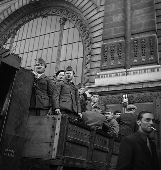 Willy Ronis, Le retour des prisonniers, gare d’Orsay, Paris, 1945