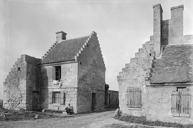 Photographie en noir et blanc. Architecture civile médiévale.