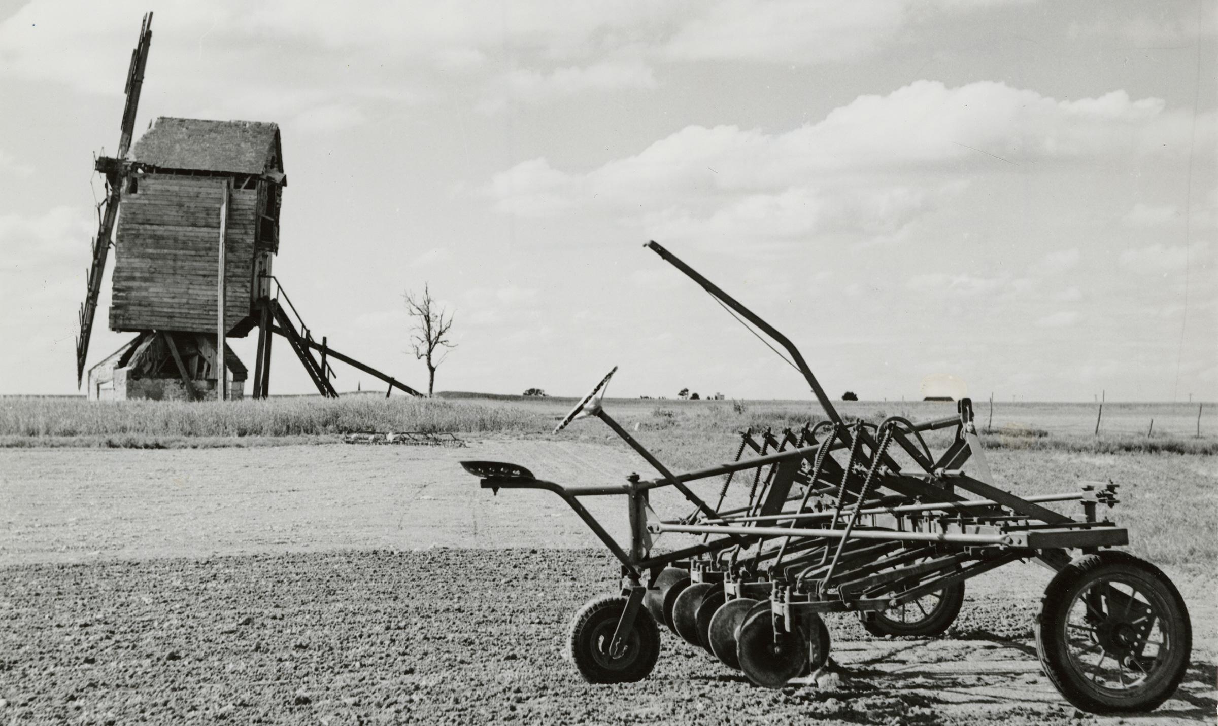 Déchaumeuse à disque au premier plan, Moulin à vent de Lignerolles en arrière plan.