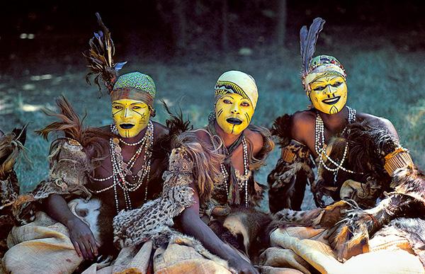 Pascal Maitre, Congo, 1985. Des danseurs Mbudge du peuple Lunda du Shaba (aujourd'hui Katanga) se reposent à l'ombre après avoir dansé pour accueillir un haut fonctionnaire du pays, tirage numérique sur Fujiflex, 50 x 60 cm, 2025 © Donation Pascal Maitre, ministère de la Culture (France), Médiathèque du patrimoine et de la photographie, diff. Myop et Panos Pictures