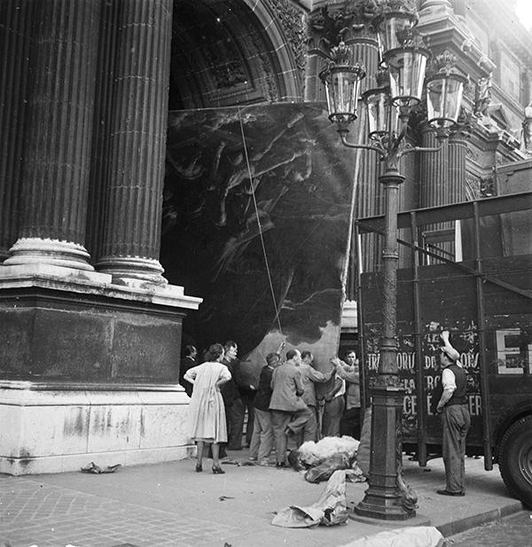 Noël Le Boyer (1883-1967), Évacuation au Louvre du tableau de Géricault, Le Radeau de la Méduse (1819), 1939 © Ministère de la Culture (France), Médiathèque du patrimoine et de la photographie, diff. GrandPalaisRmn Photo
