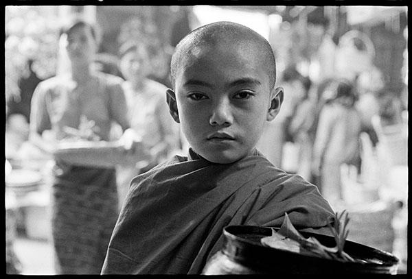Jean-Pierre Favreau, Enfant à Pagan (Birmanie), 1999 © Donation Jean-Pierre Favreau, ministère de la Culture (France), Médiathèque du patrimoine et de la photographie, diff. GrandPalais Rmn Photo