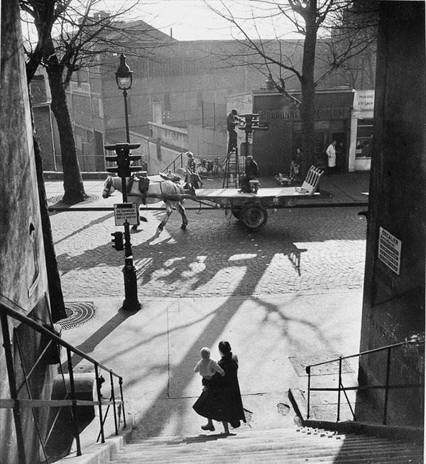 Willy Ronis, Avenue Simon-Bolivar depuis l'escalier de la rue Barrelet-de-Ricou, Paris, 1950 © Donation Willy Ronis, Ministère de la Culture (France), Médiathèque du patrimoine et de la photographie, diffusion GrandPalaisRmn Photo
