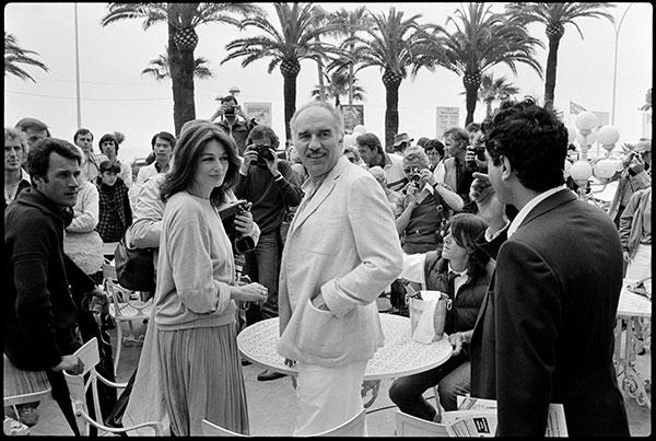Serge Assier, Festival de Cannes 1980 : Anouk Aimée et Michel Piccoli, futurs prix d’interprétation, à la terrasse d’un café, 21 mai 1980 © Donation Serge Assier, Ministère de la Culture (France), Médiathèque du patrimoine et de la photographie, diffusion GrandPalaisRmn Photo