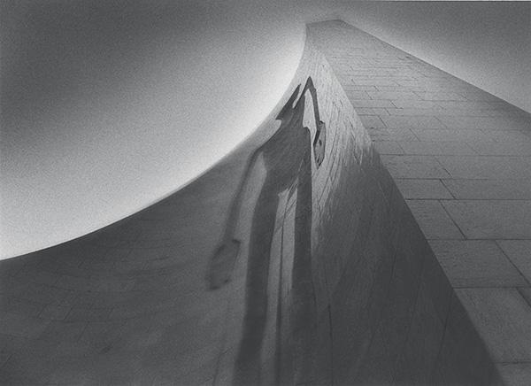 Michael Kenna, Monument de Lucien Fenaux, Natzweiler-Struthof (Bas-Rhin), 1998 © Donation Michael Kenna, ministère de la Culture (France), Médiathèque du patrimoine et de la photographie, diff. GrandPalaisRmn Photo