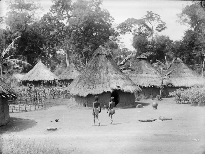 Marc allégret, Deux enfants allant vers un enclos, situé dans le village, République centrafricaine ; Préfecture de Nana-Mambéré ; Abba, 1925-1926