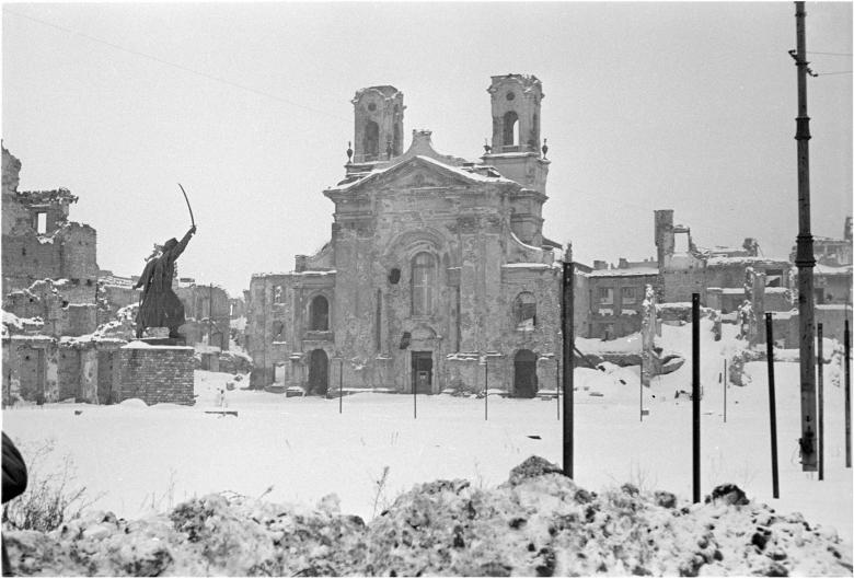 Roger parry, Bâtiment en ruines : Eglise et statue sur une place, 1947
