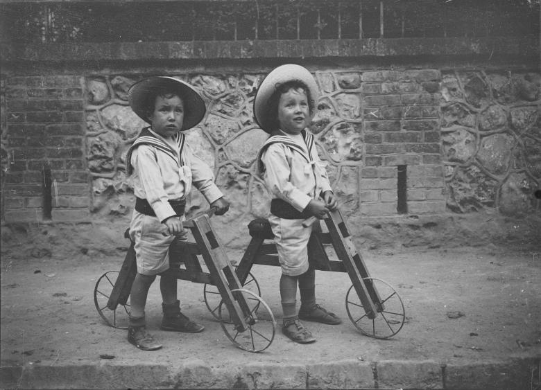 Paul Lancrenon, Aux Petites Dalles à Saint-Martin-aux-Buneaux : les deux jumeaux Henri et Robert avec leurs célérettes, de côté, 1913.08.12