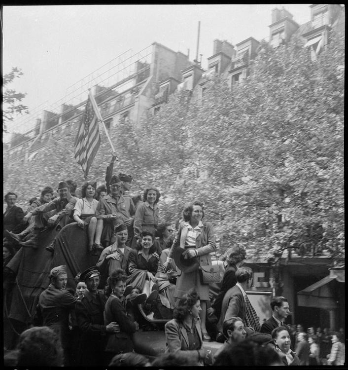 Willy Ronis, Le Jour de la Victoire sur les grands boulevards, Paris, 1945