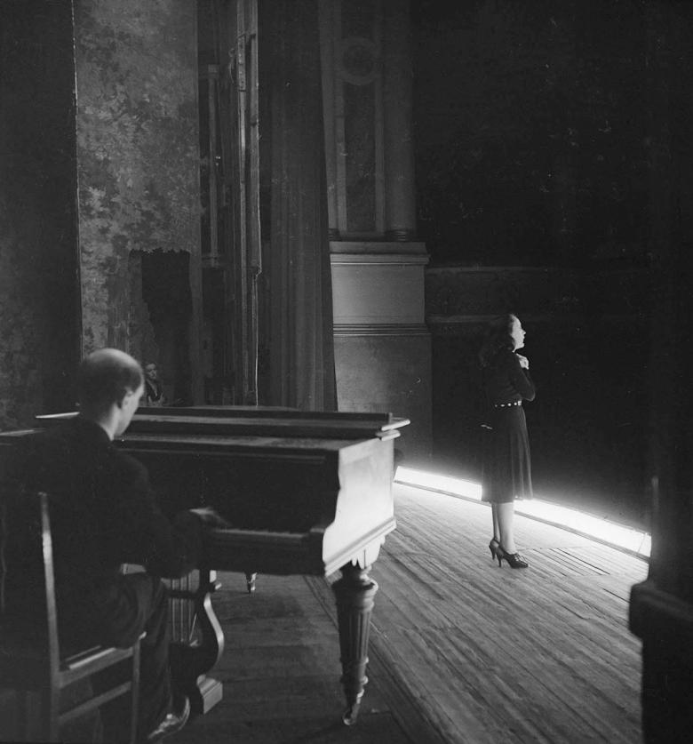 Roger Parry, Edith Piaf chantant sur scène, vue depuis les coulisses, 1941 © Ministère de la Culture (France), MPP, diff. RMN-GP. 