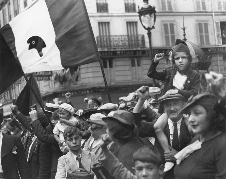 Willy Ronis, Pendant le défilé de la victoire du Front populaire, rue Saint-Antoine, Paris, 14 juillet 1936