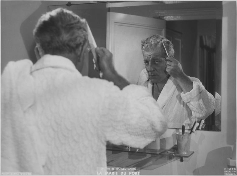 Raymond Voinquel, Jean Gabin peignant ses cheveux face à un miroir, France, 1949 © Ministère de la Culture (France), MPP, diff RMN-GP
