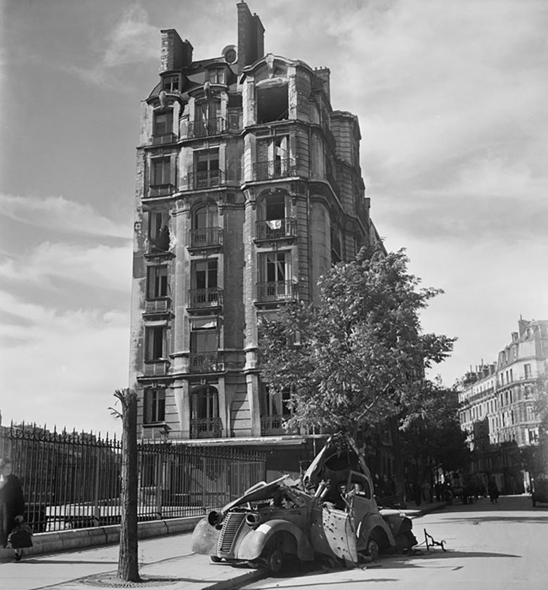 Jean Roubier, Voiture détruite dans une rue de Paris, 1944 © Donation Jean Roubier, Ministère de la Culture (France), MPP, diff RMN-GP
