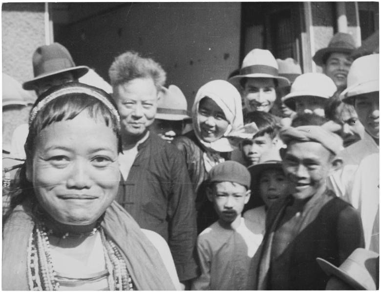 Denise Colomb, Indochine Moï, groupe d'hommes, de femmes et d'enfants souriant et posant, Vietnam, 1936 © Donation Denise Colomb, Ministère de la Culture (France), MPP, diff RMN-GP