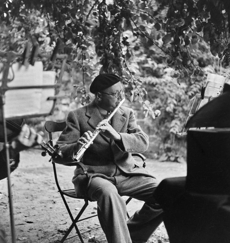 Jean Roubier, Georges Duhamel jouant de la flûte traversière dans son jardin, 1930