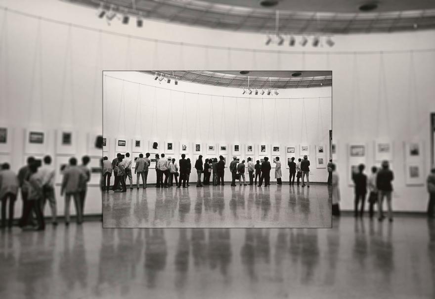 Laurence Vidal, Visite d'une exposition de photographie, 1987