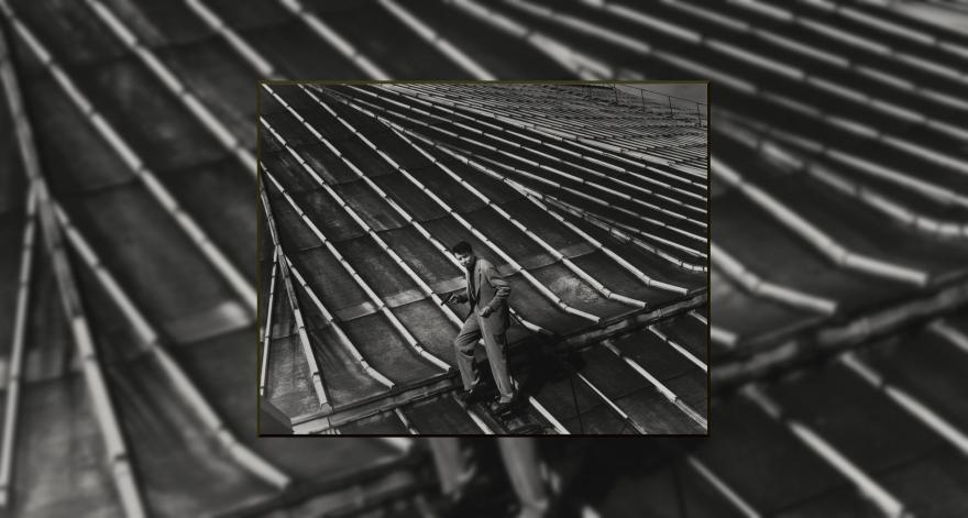 Roger Corbeau, Michel Auclair armé d'un pistolet sur un toit