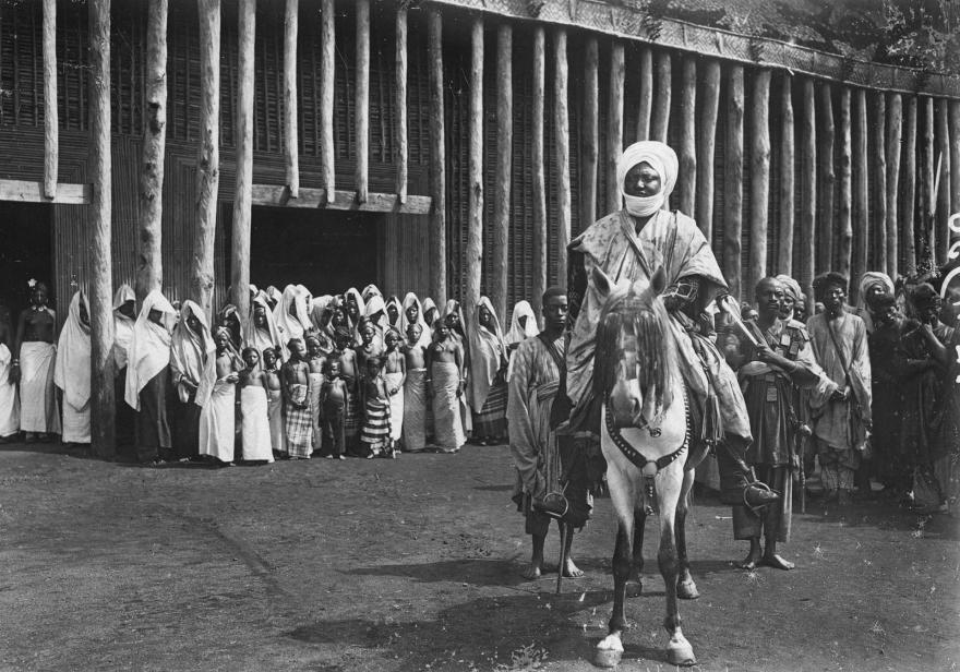 Frédéric Gadmer, Le Sultan à cheval. Ses femmes au second plan, 1917.05.24