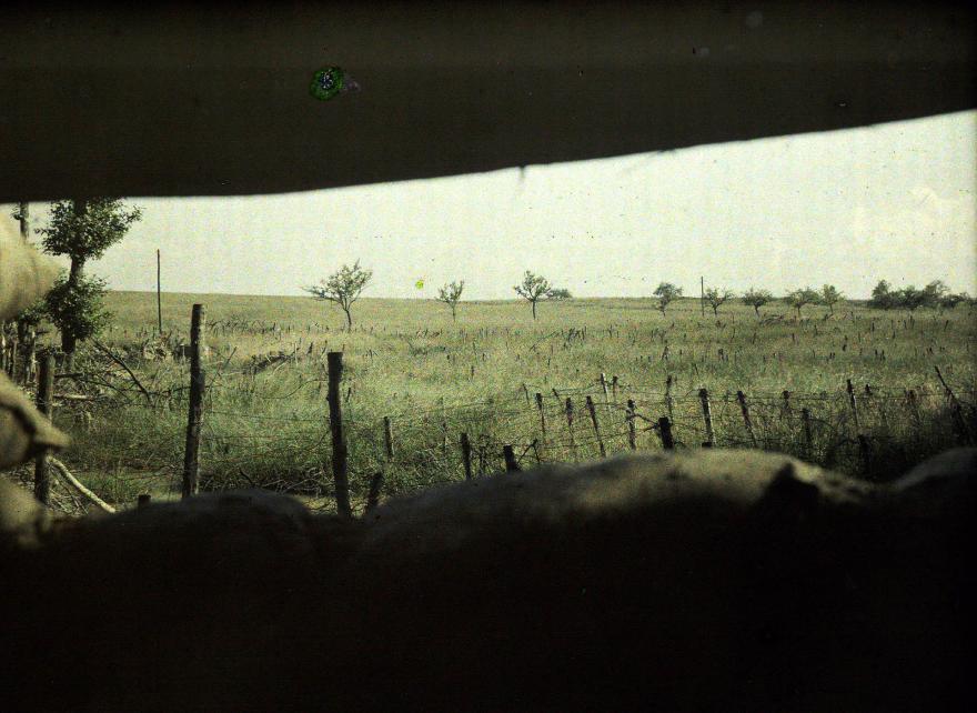 Paul Castelnau, Tranchée de première ligne, poste d'observation : vue sur un champ couvert de barbelés. Au premier plan, sac de sable, 1917.06.16