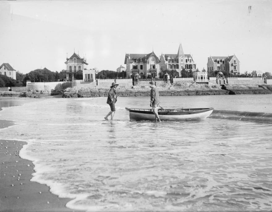 Amélie galup, Sur la plage de Saint Palais ; [Deux personnes à côté d'une barque], 1899.09.22