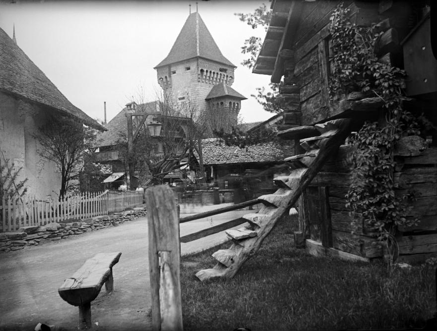 JULES GIRARD, VILLAGE SUISSE DE L'EXPOSITION UNIVERSELLE, CHALET ET TOUR FORTIFIÉE, 1900 
